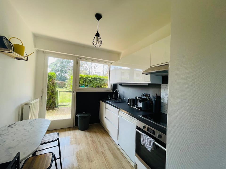 Coffee/tea facilities, Kitchen or kitchenette, Dining area, dishwasher, oven, stove, toaster