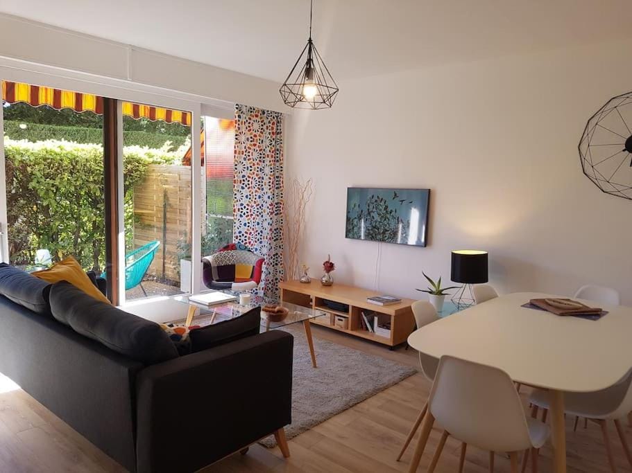 TV and multimedia, Living room, Dining area