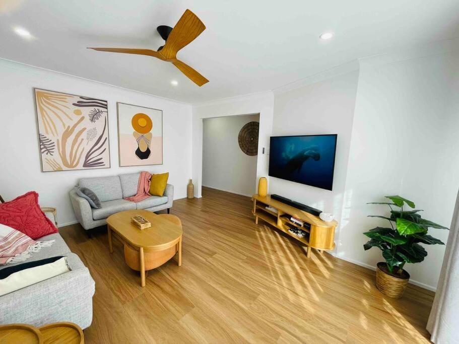 TV and multimedia, Living room, Seating area, Evening entertainment, fireplace