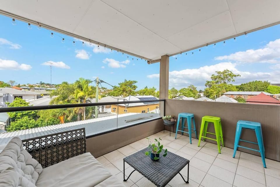Hidden in New Farm ~ 1 Bed/1 Bath /1 Car/Views! Apartment in Brisbane