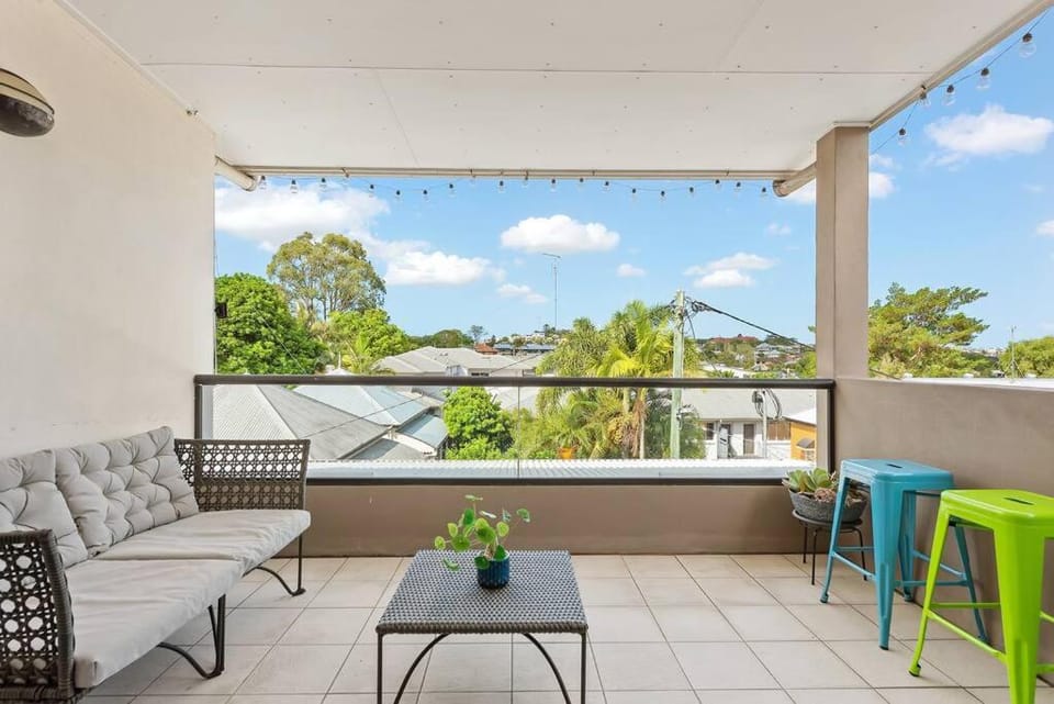 Hidden in New Farm ~ 1 Bed/1 Bath /1 Car/Views! Apartment in Brisbane