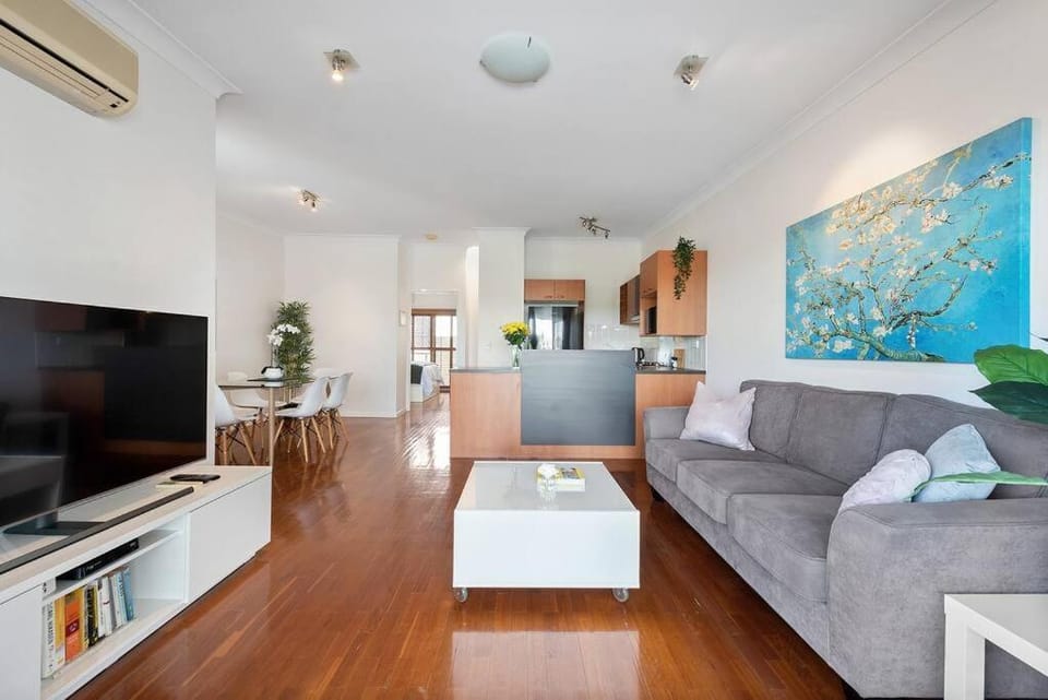 Hidden in New Farm ~ 1 Bed/1 Bath /1 Car/Views! Apartment in Brisbane