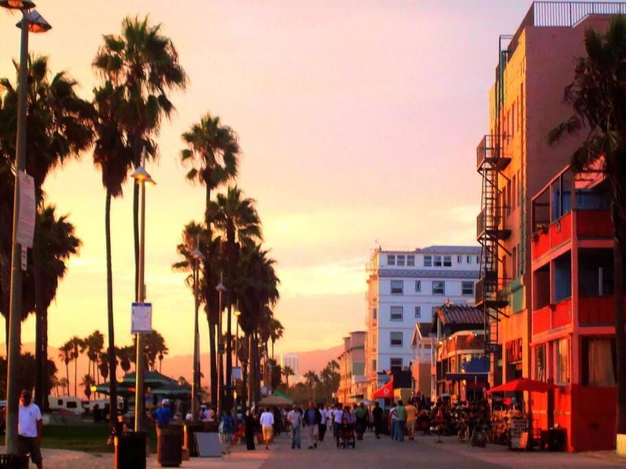 Serene King Bed Condo, MDR Apartment in Venice Beach