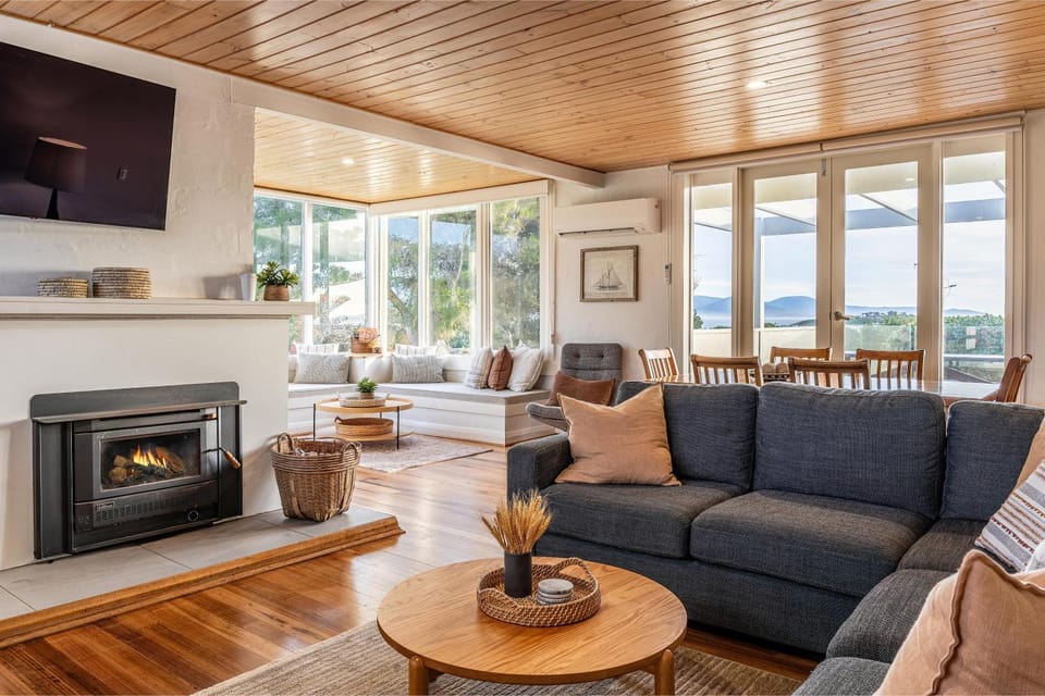 TV and multimedia, Living room, Seating area, Dining area, Mountain view, Mountain view, Sea view, Sea view, fireplace, fireplace