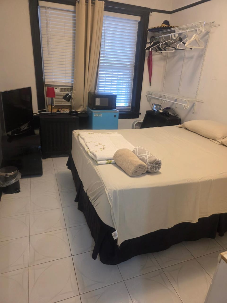 Bed, TV and multimedia, Photo of the whole room, Bedroom, towels