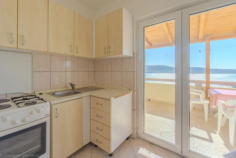 Kitchen or kitchenette, Sea view