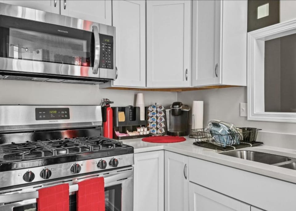 Kitchen or kitchenette, pet friendly, stove