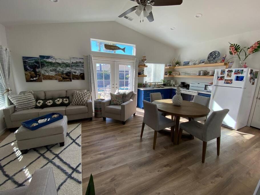 TV and multimedia, Kitchen or kitchenette, Living room, Seating area, Dining area, fireplace, minibar, pet friendly