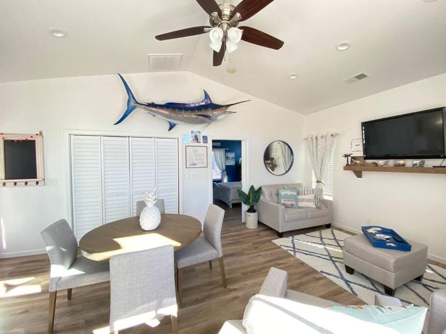TV and multimedia, Living room, Seating area, Dining area, fireplace