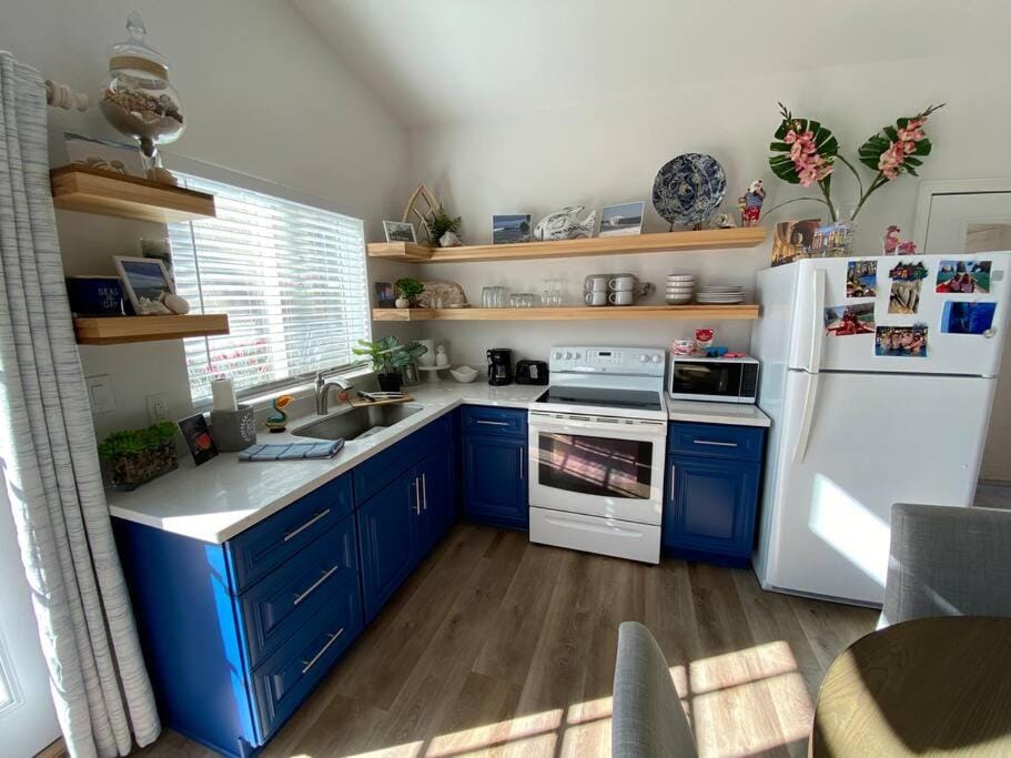 Kitchen or kitchenette, Dining area, minibar, pet friendly, stove, toaster