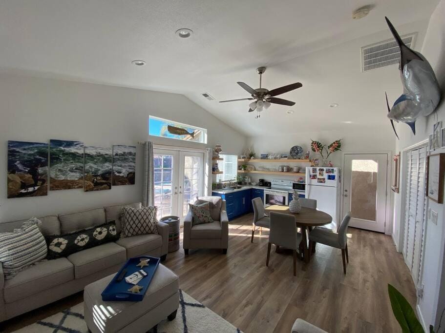 TV and multimedia, Kitchen or kitchenette, Living room, Seating area, Dining area, fireplace