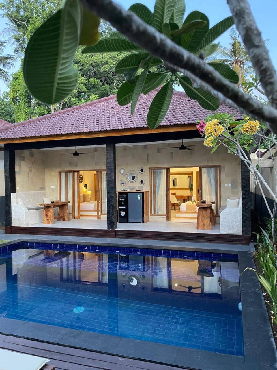 Property building, Patio, Day, Pool view, Swimming pool, sunbed