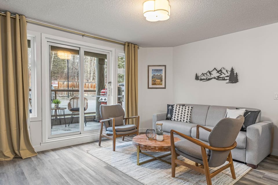 W116 NEW! Central Canmore- Whimsical Mountain Retreat Apartment in Canmore