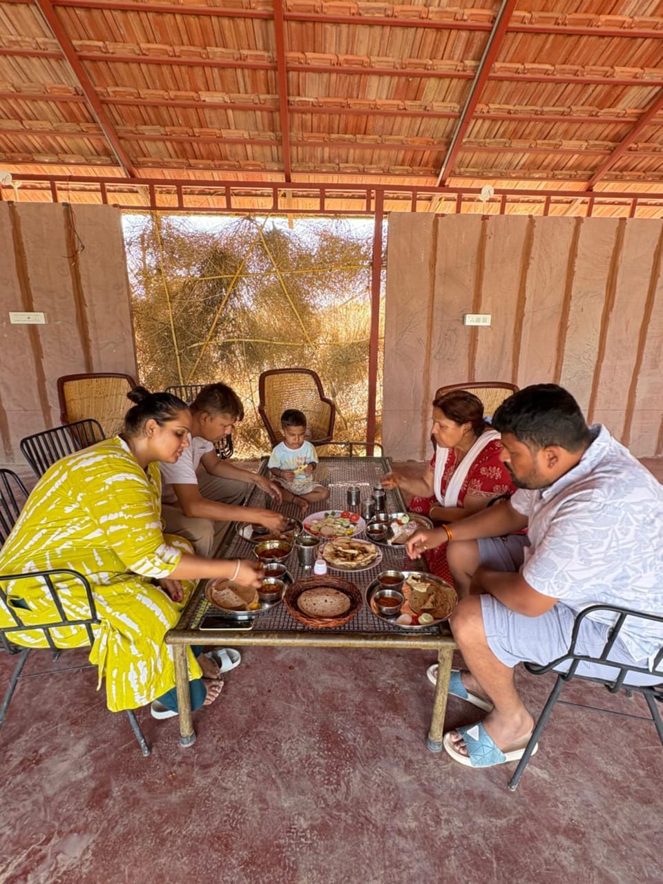 Restaurant/places to eat, People, Food and drinks, Banquet/Function facilities, Dining area, Food, group of guests, Family