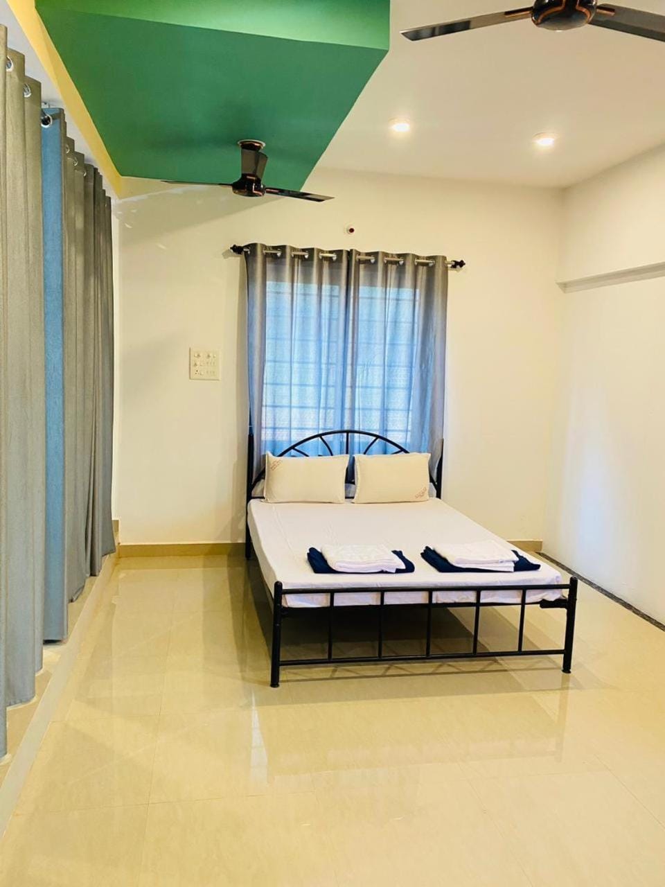 Bed, Bedroom, towels