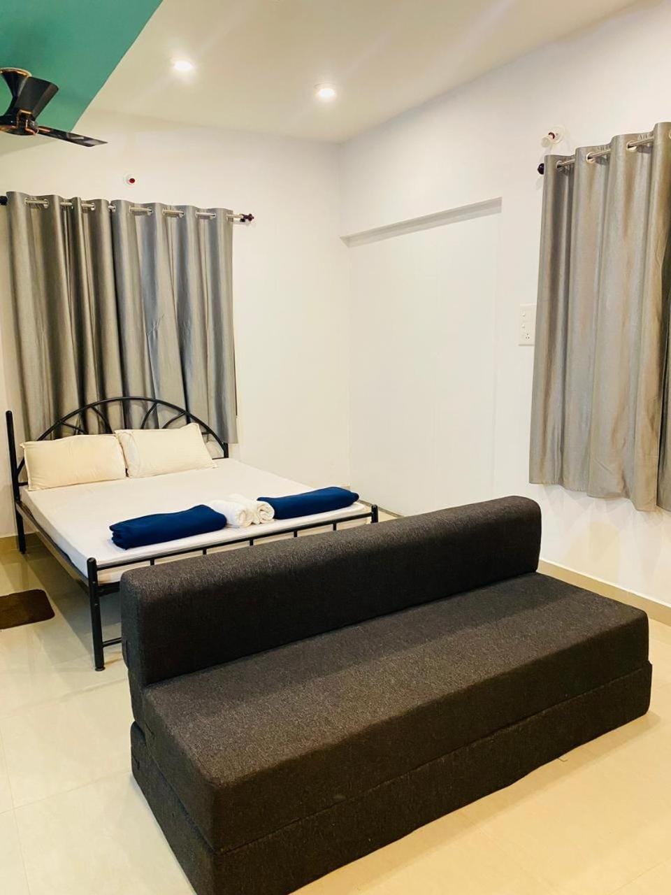 Bed, Seating area