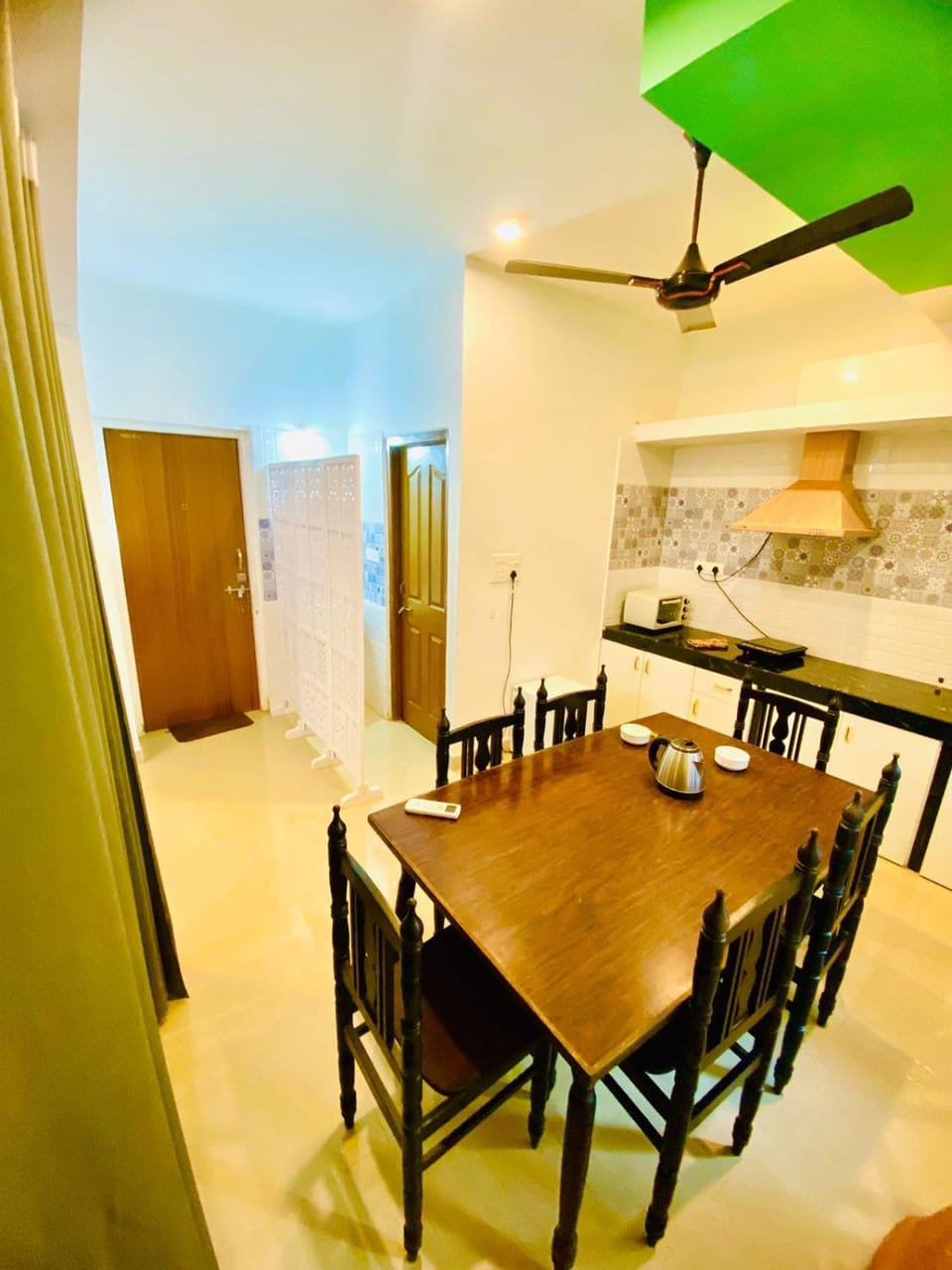 Kitchen or kitchenette, Seating area, Dining area, oven
