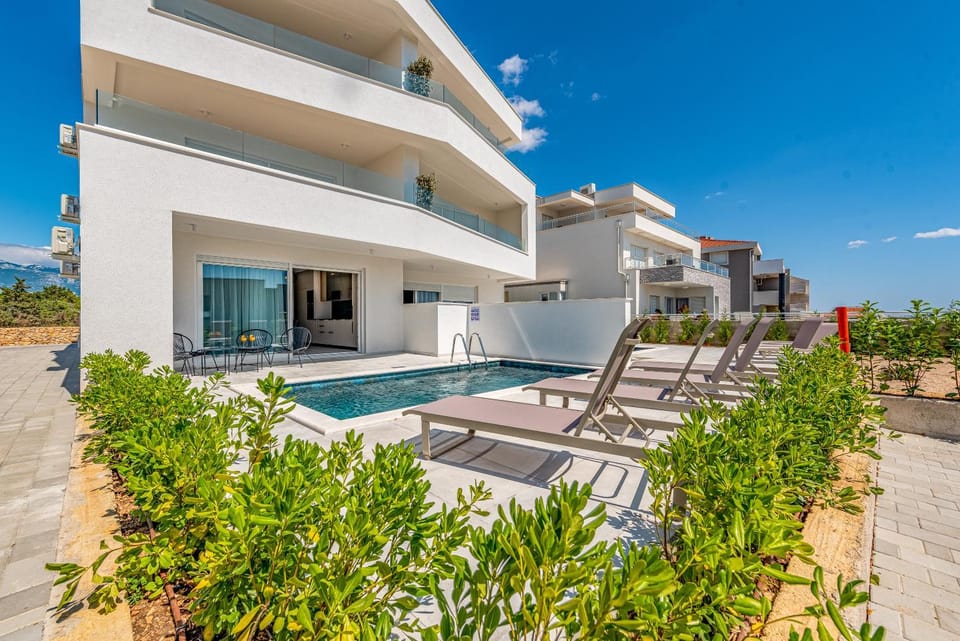 Swimming pool, sunbed