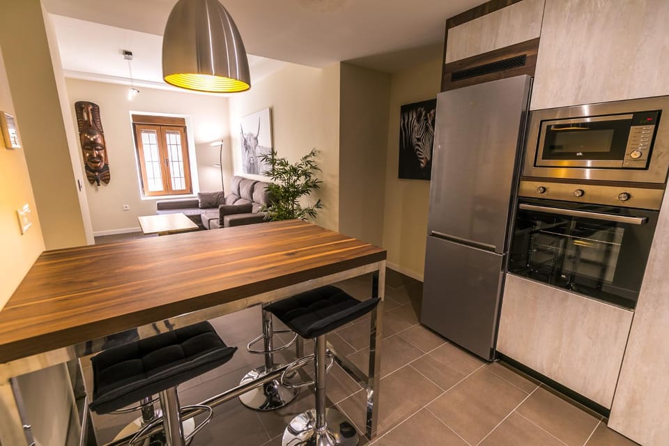 Kitchen or kitchenette, Dining area, minibar, pet friendly, stove