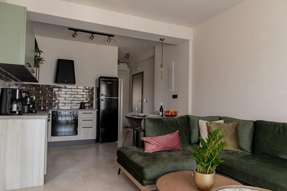 Coffee/tea facilities, Kitchen or kitchenette, Living room, Seating area, Dining area, pet friendly