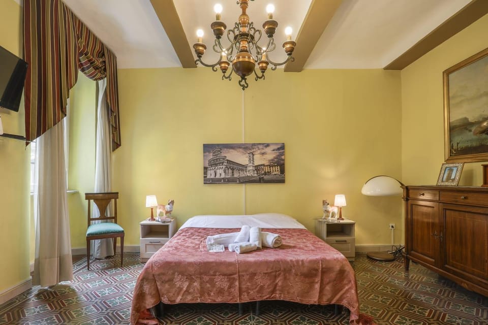 Bed, TV and multimedia, Photo of the whole room, Bedroom, towels