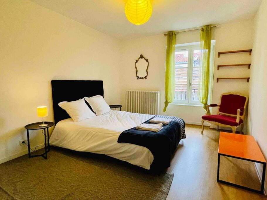 Bed, Photo of the whole room, Bedroom