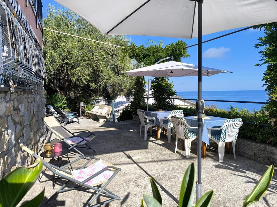Property building, Balcony/Terrace, Living room