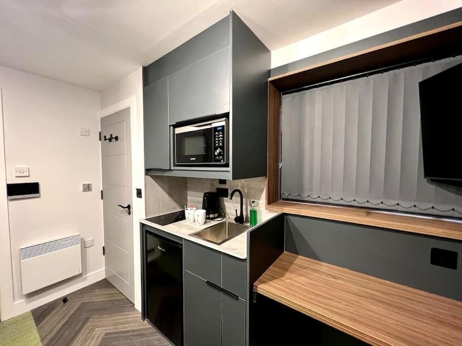 TV and multimedia, Kitchen or kitchenette, oven, stove