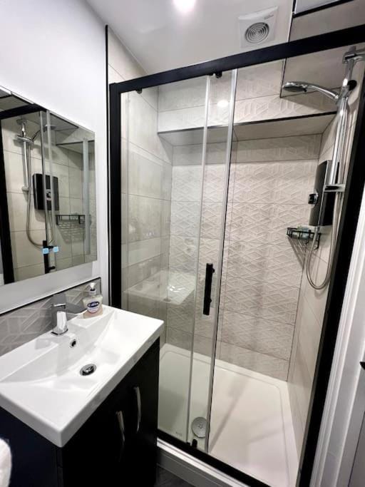 Shower, Bathroom, towels
