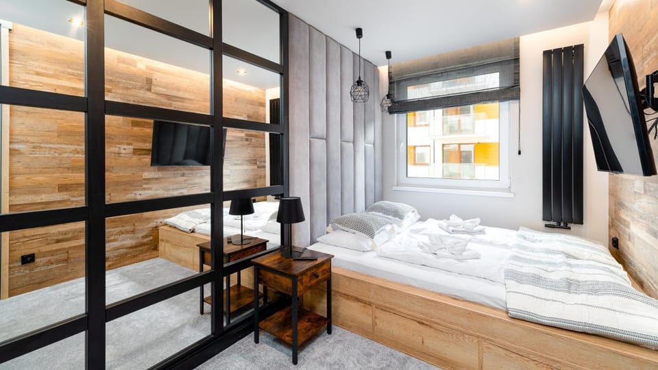 Bed, TV and multimedia, Bedroom
