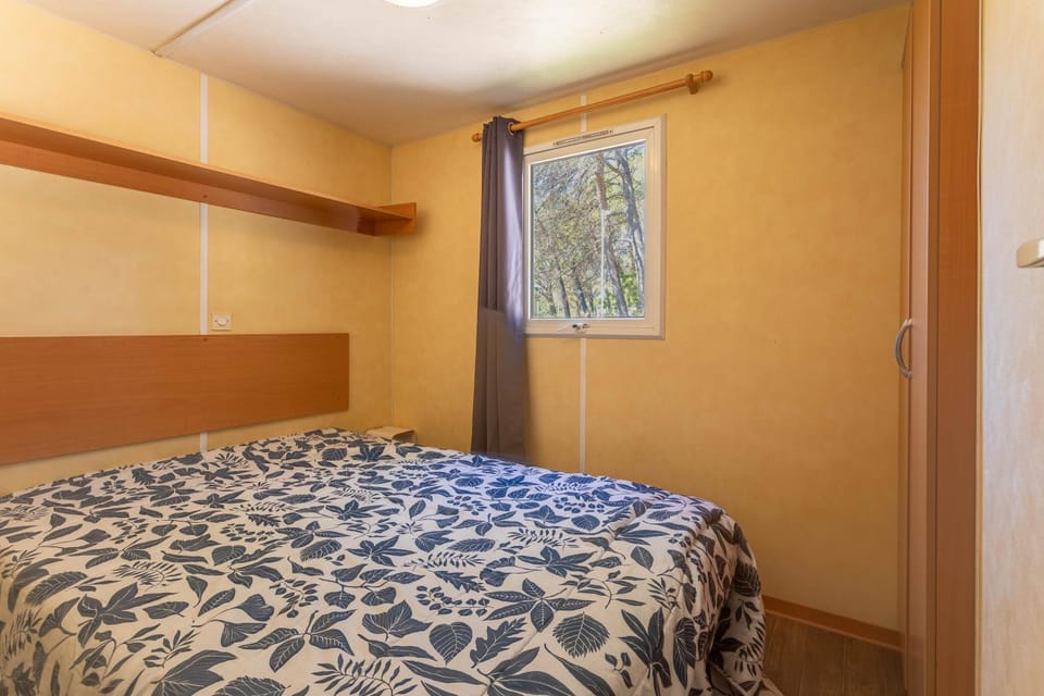 Property building, Living room, Bedroom