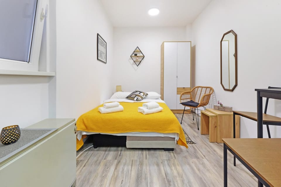 Bed, Photo of the whole room, Seating area, Bedroom, hair dresser