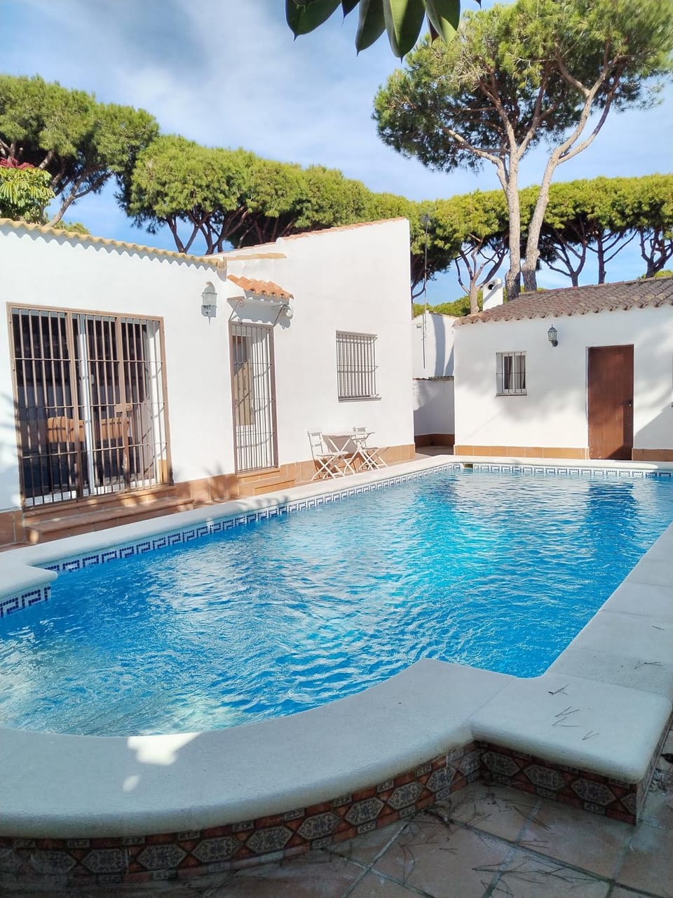 Property building, Patio, Day, Pool view, Swimming pool, sunbed