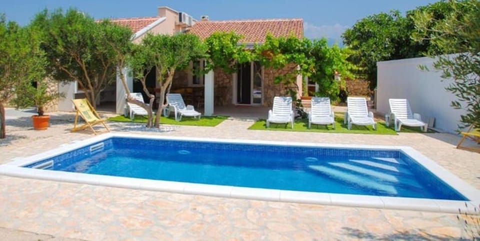 Pool view, Pool view