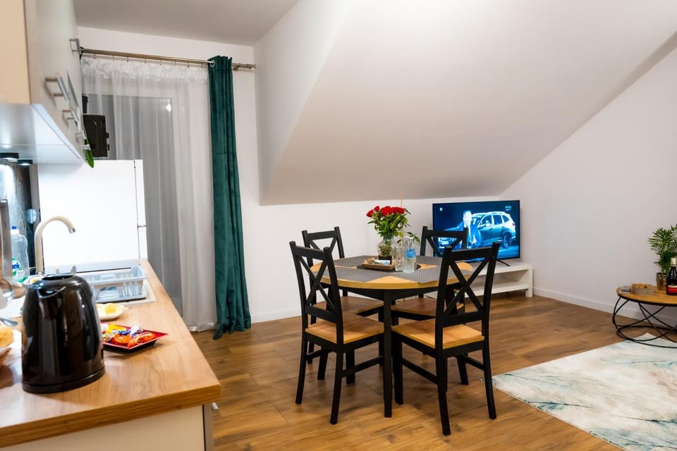 TV and multimedia, Kitchen or kitchenette, Living room, Seating area, Dining area