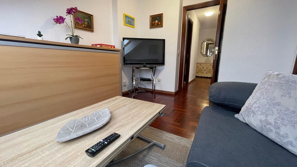 TV and multimedia, Kitchen or kitchenette, Living room, Seating area, Dining area