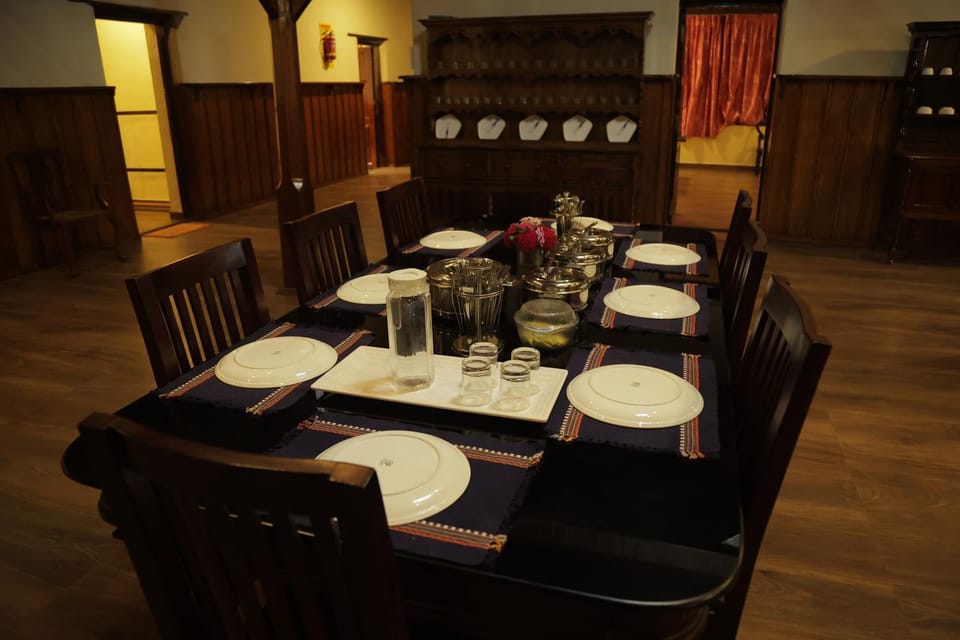 Property building, Restaurant/places to eat, Food and drinks, Dining area