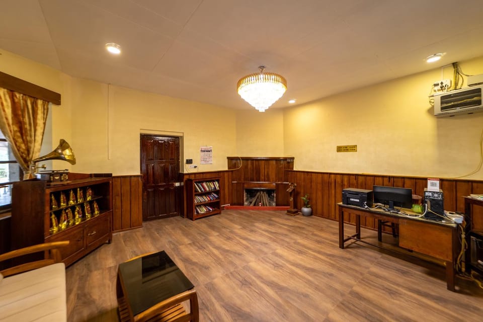 Property building, TV and multimedia, Lobby or reception, Seating area