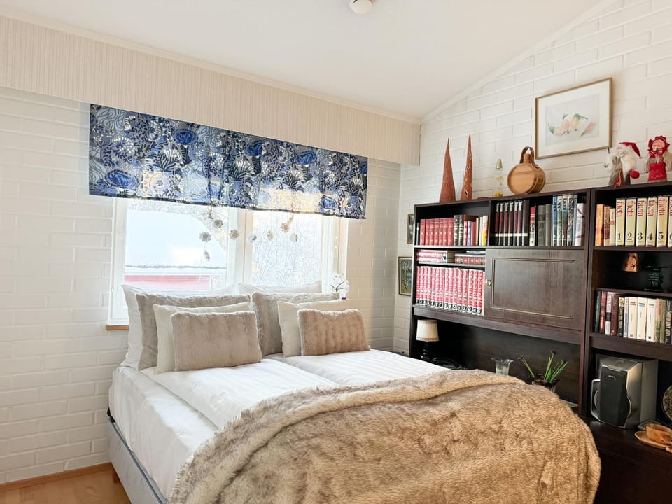 Bed, Library, Photo of the whole room, Bedroom