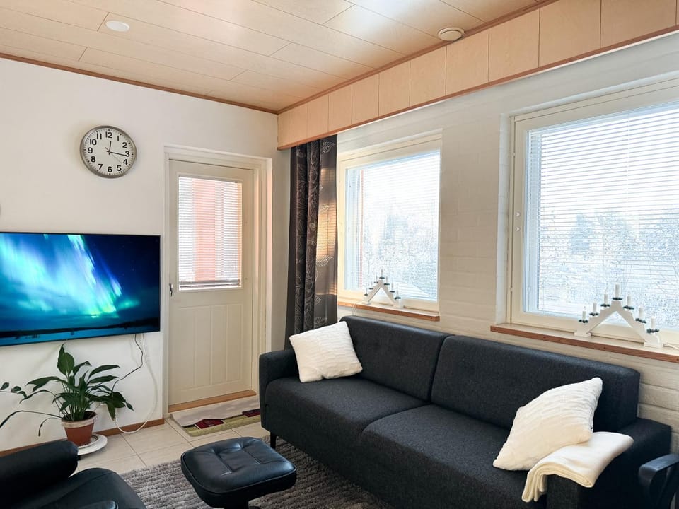 Communal lounge/ TV room, TV and multimedia, Living room, Seating area, Evening entertainment