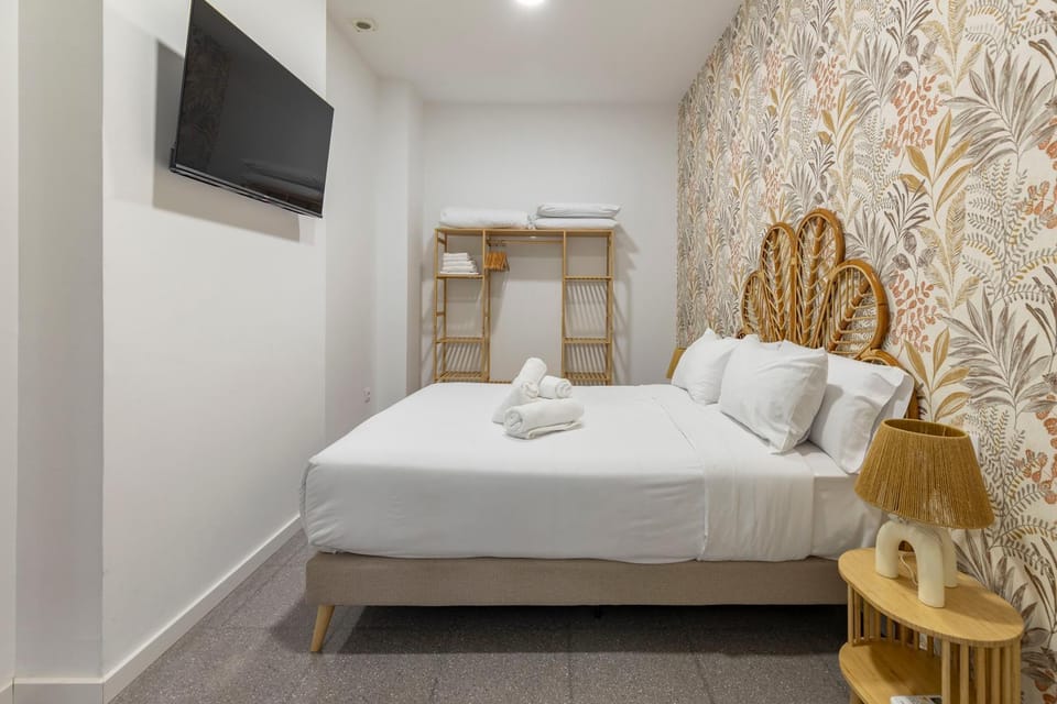 Bed, TV and multimedia, Photo of the whole room, Bedroom, towels