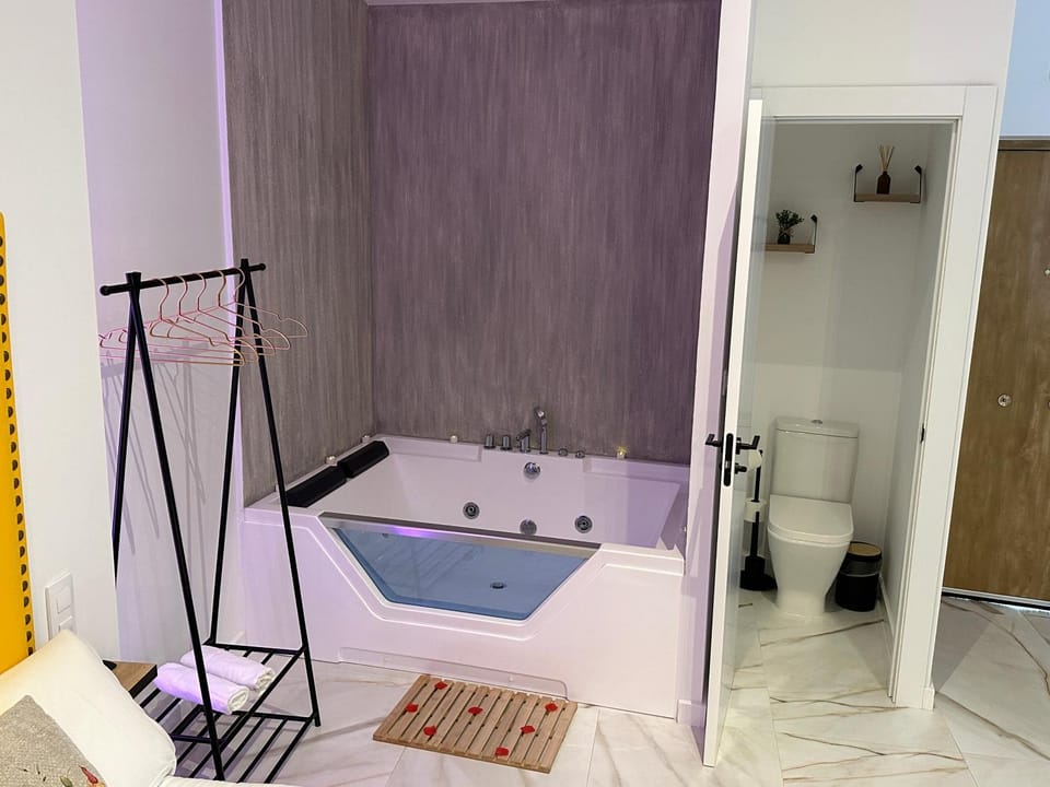 Toilet, Hot Tub