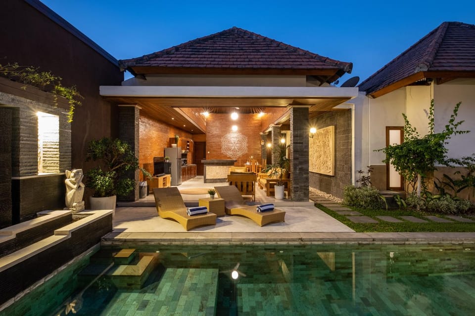 Property building, Patio, Night, Natural landscape, Garden, Living room, Seating area, Garden view, Pool view, Swimming pool, sunbed