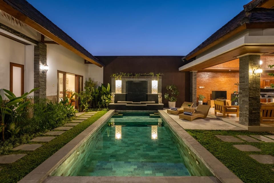 Property building, Patio, Night, Natural landscape, Garden, Living room, Seating area, Garden view, Pool view, Swimming pool, sunbed