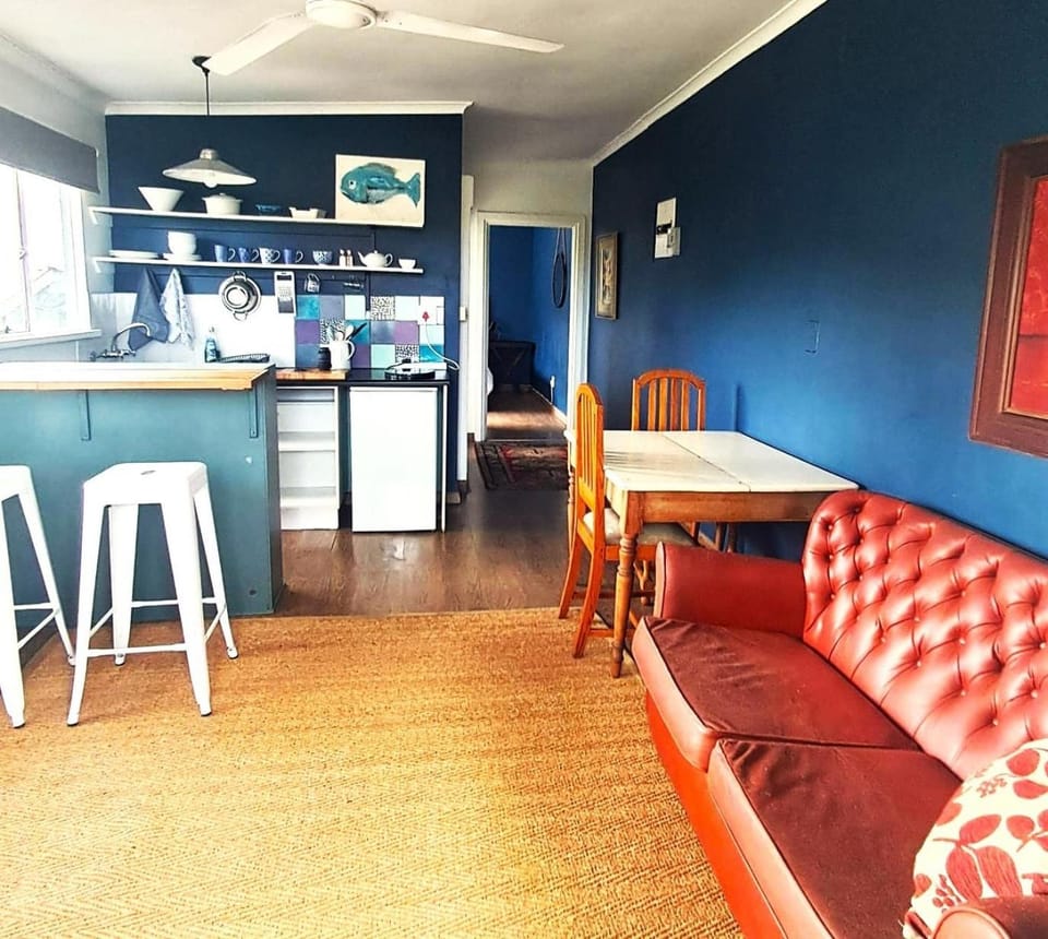 Restaurant/places to eat, Neighbourhood, Swimming pool, Breakfast, laundry