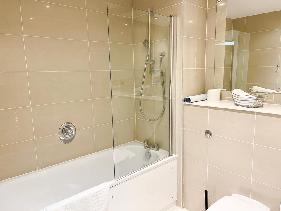 Urban Gateway Spacious Apartment with free parking Apartment in Bracknell
