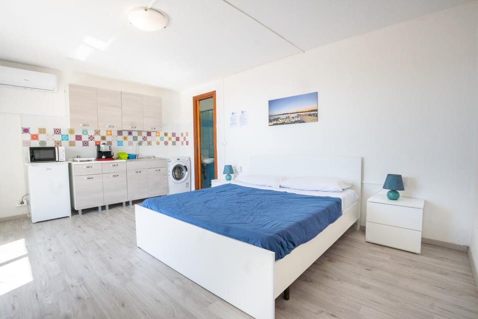 Bed, Kitchen or kitchenette, Bedroom