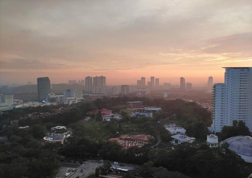 KL Art Nouveau Suite, MRT, Free Parking, Self Check In Apartment in Petaling Jaya