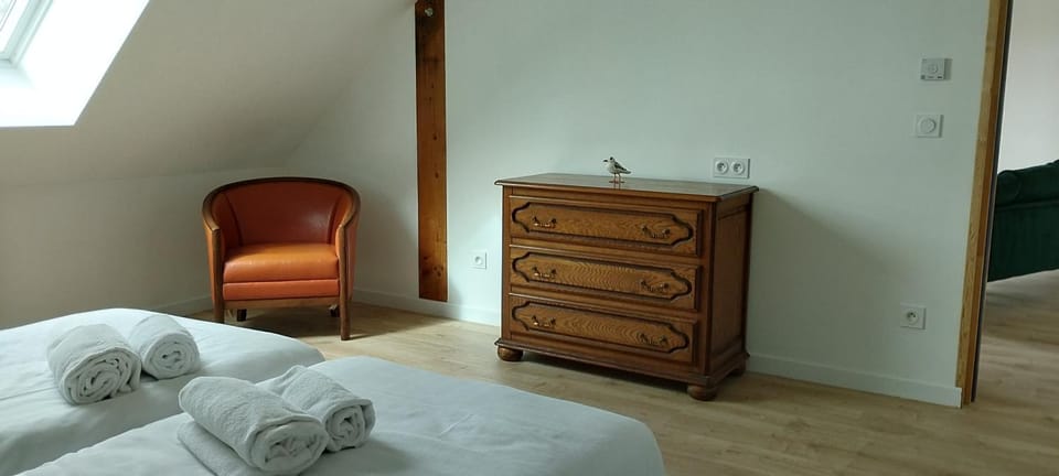 Bed, Living room, Photo of the whole room, Bedroom, wardrobe