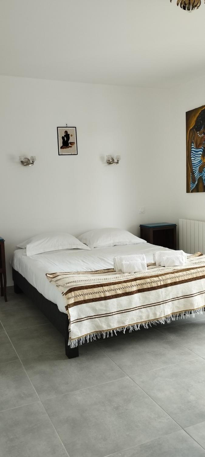 Property building, Patio, Patio, Bed, Garden, Photo of the whole room, Bedroom, Garden view, Parking